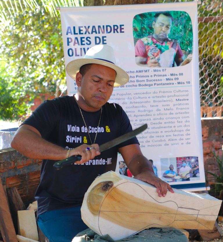 Mestre Alexandre produzindo uma Viola de Cocho - Divulgação